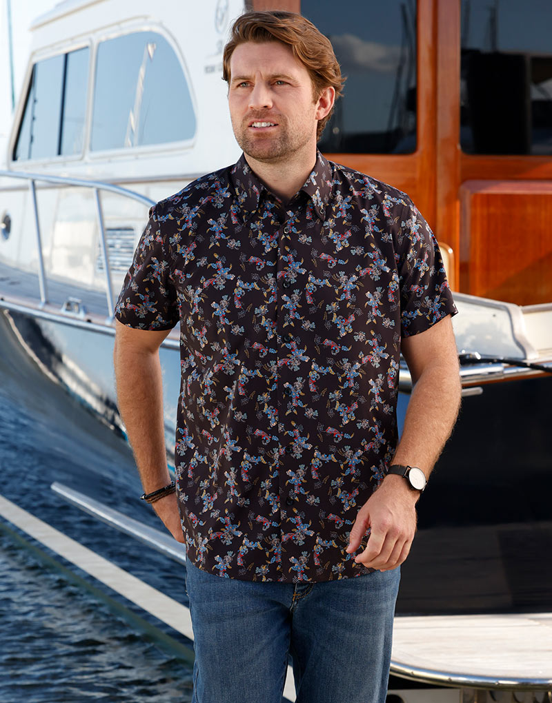 Male model wearing Westport No-Tuck Short Sleeve Performance Lush Paisley Sport Shirt